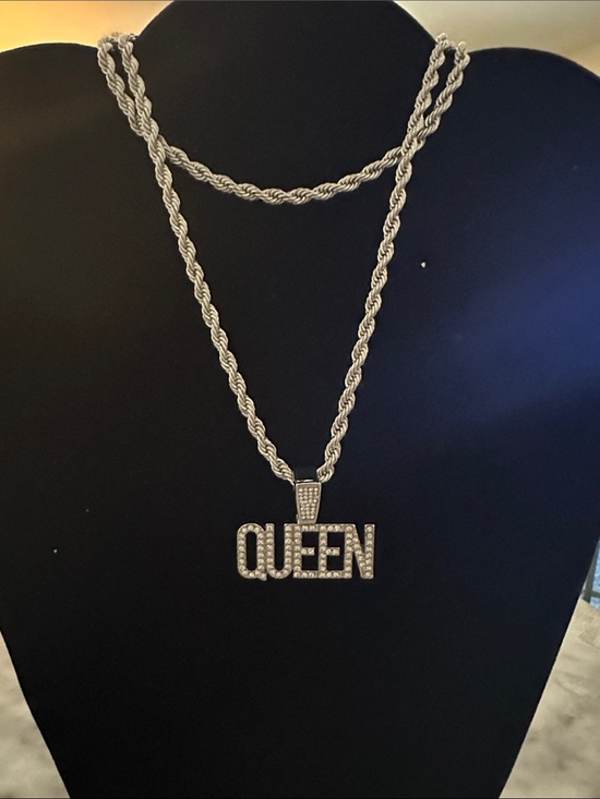 Jewelry - Silver 'QUEEN' Pendant Necklace